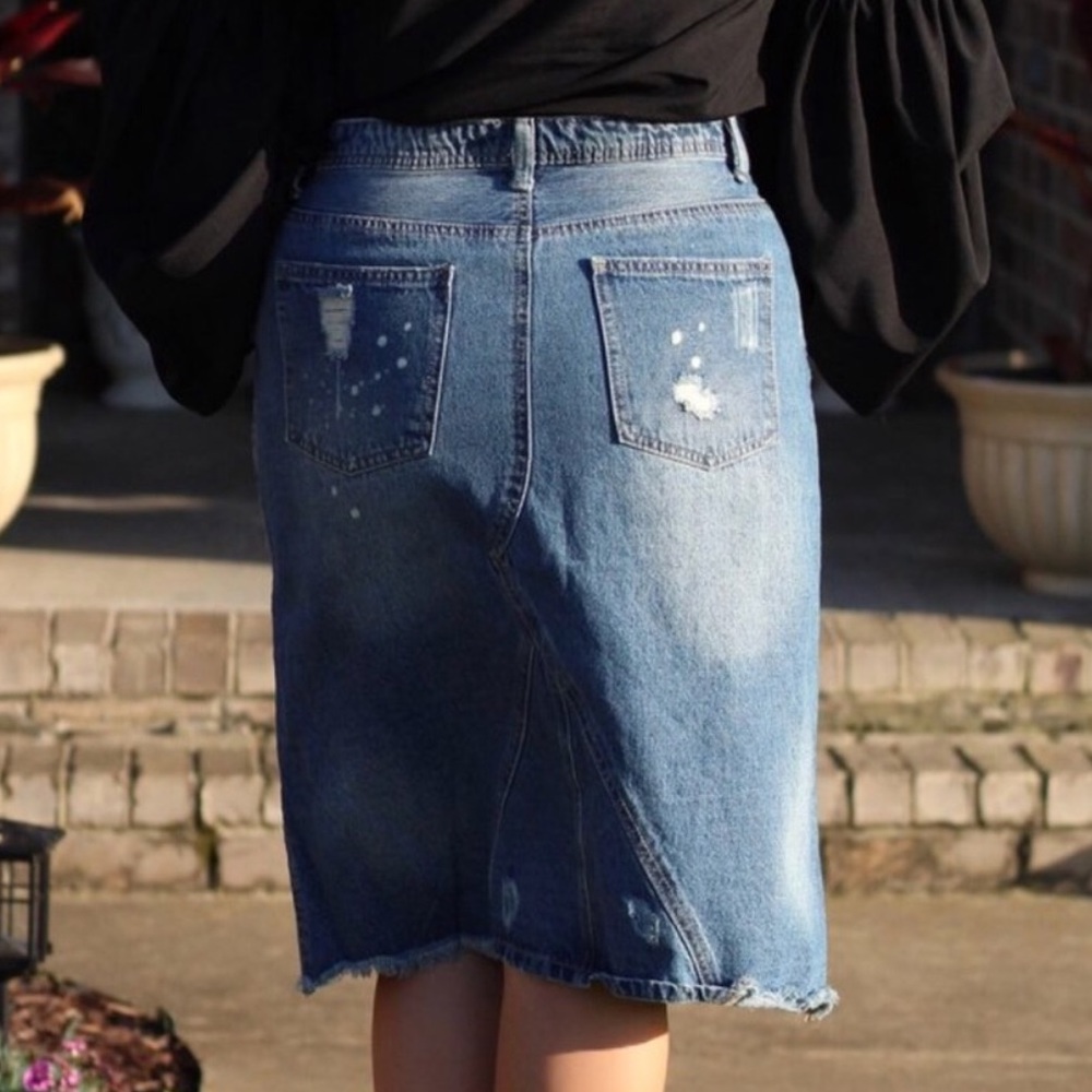 ❌SOLD❌Lt Wash Distressed/Ripped Denim Skirt - Picture 7 of 8